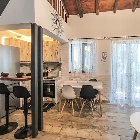 بيت للعطل The Stone House In